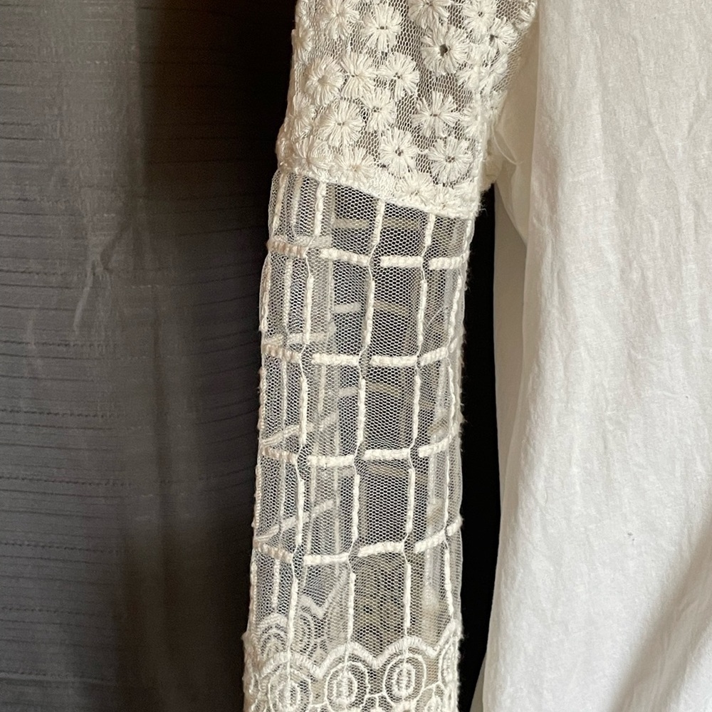 XCVI blouse with lace sleeves and bodice. - Picture 2 of 6